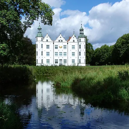 Отель Am Schloss Аренсбург